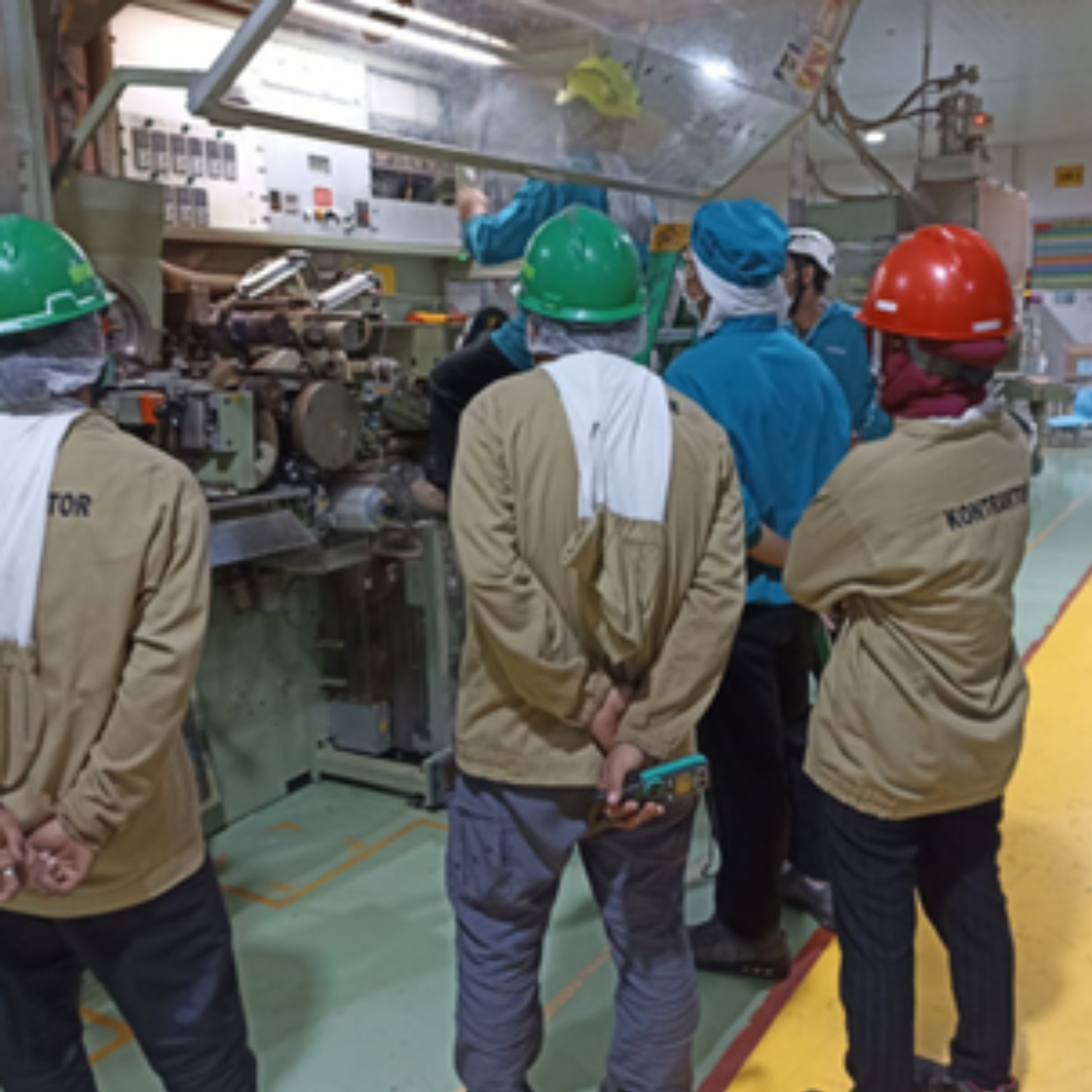 Teknisi ahli PT. Prima Pasundan Teknik sedang melakukan inspeksi rutin